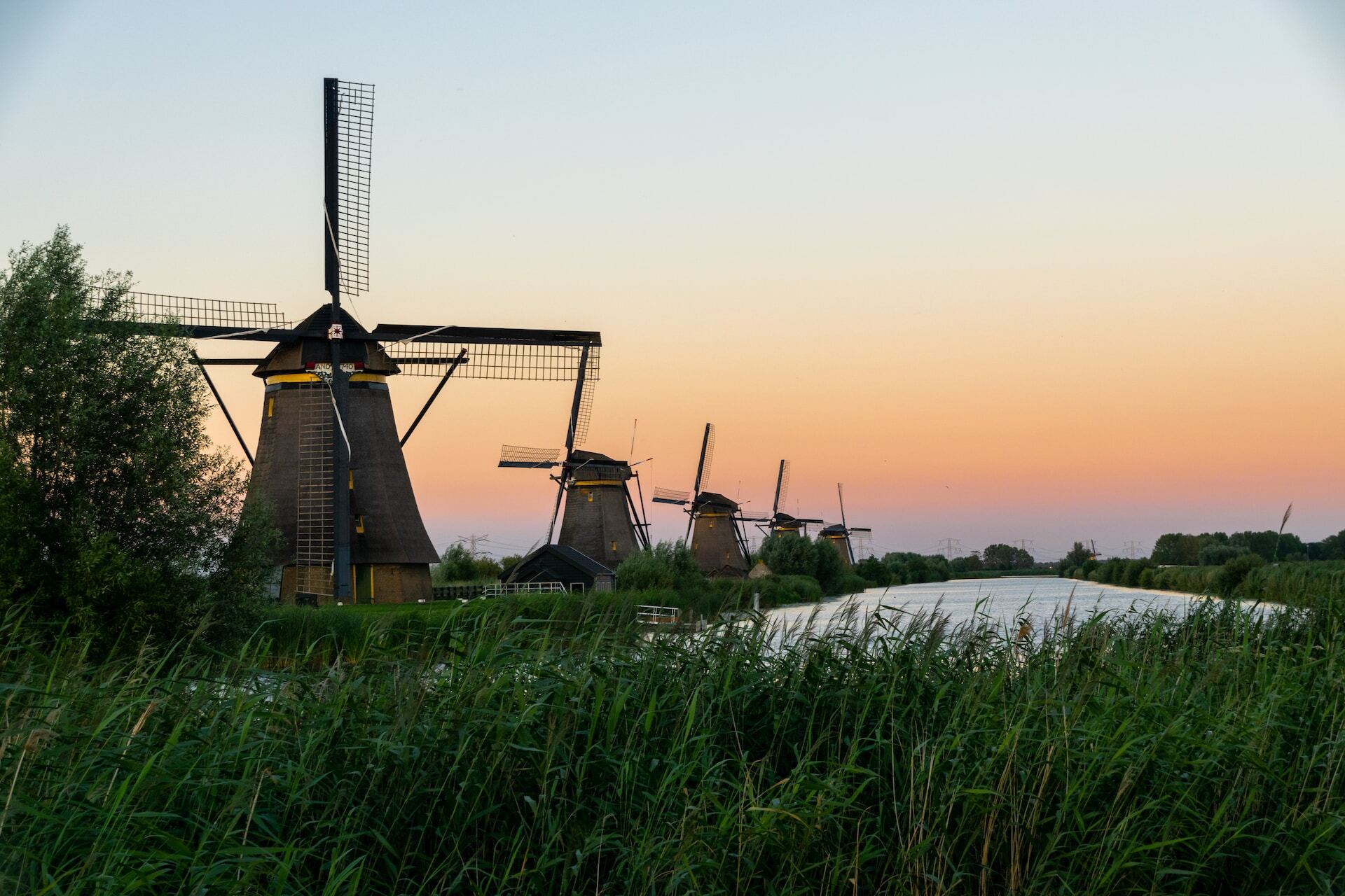 vijf Nederlandse windmolens op een rij